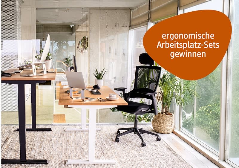 Ein modernes Büro mit zwei höhenverstellbaren Schreibtischen, einem schwarzen Bürostuhl und einem Laptop, daneben ein orangenes Textfeld mit der Aufschrift „Ergonomische Arbeitsplatz-Sets gewinnen“