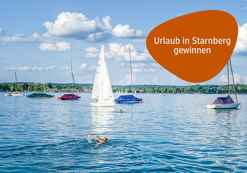 Person schwimmt im See, im Hintergrund mehrere Segelboote und ein Segel, oben rechts orangefarbene Form mit weißer Schrift „Urlaub in Starnberg gewinnen“
