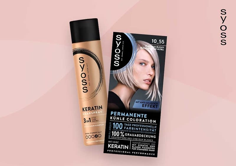 Zwei Syoss Haarpflegeprodukte vor einem rosa Hintergrund, links eine goldene Sprühflasche mit der Aufschrift Syoss Keratin Haarspray , rechts eine schwarze Pumpflasche mit der Aufschrift Syoss Intense Curls Locken Shampoo, beide Produkte sind nebeneinander platziert und der Markenname Syoss steht vertikal am rechten Bildrand.