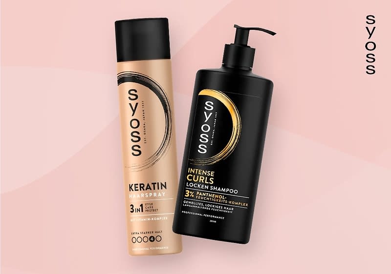 Zwei Syoss Haarpflegeprodukte vor einem rosa Hintergrund, links eine goldene Sprühflasche mit der Aufschrift Syoss Keratin Haarspray , rechts eine schwarze Pumpflasche mit der Aufschrift Syoss Intense Curls Locken Shampoo, beide Produkte sind nebeneinander platziert und der Markenname Syoss steht vertikal am rechten Bildrand.