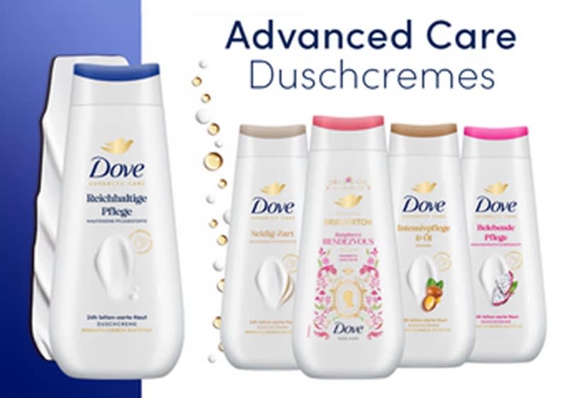 Mehrere weiße Dove Duschcreme-Flaschen in unterschiedlichem Design, darunter eine große Flasche links mit Aufschrift „Reichhaltige Pflege“ und vier kleinere Flaschen rechts mit Aufschriften wie „Seidig Zart“, „Brighton“, „Intensivpflege“ und „Reichhaltige Pflege“, Titeltext oben „Advanced Care Duschcremes“