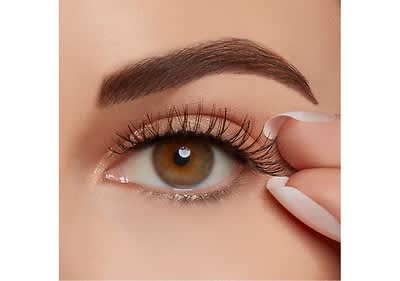 Prüfe zunächst die Passform Deiner künstlichen ARDELL Wimpern.