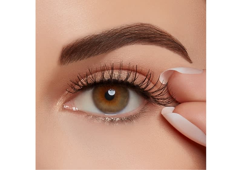 Prüfe zunächst die Passform Deiner künstlichen ARDELL Wimpern.
