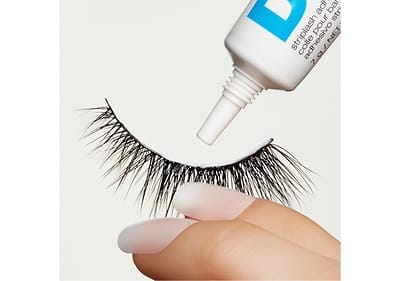 Trage nun eine dünne Schicht des ARDELL Wimpernklebers auf.