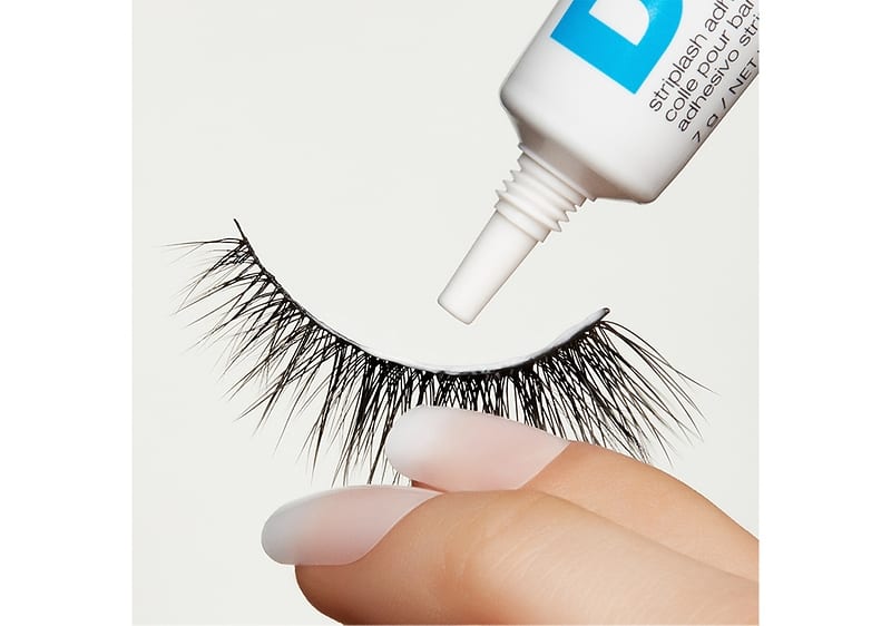 Trage nun eine dünne Schicht des ARDELL Wimpernklebers auf.