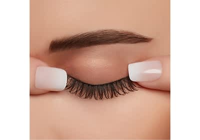 Lege nun das Wimpernband mithilfe einer Pinzette am natürlichen Wimpernkranz an und drücke es leicht an.