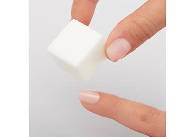 Säubere und poliere Deine Naturnägel vorsichtig, um eine längere Haftbarkeit zu gewährleisten. Entferne überschüssige Nagelhaut.