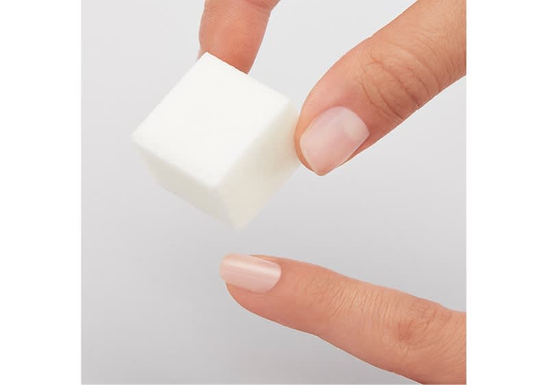 Säubere und poliere Deine Naturnägel vorsichtig, um eine längere Haftbarkeit zu gewährleisten. Entferne überschüssige Nagelhaut.