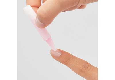 Trage großzügig den ARDELL Nagelkleber auf deinen Naturnagel auf, allerdings mit ausreichend Platz zur Nagelhaut.