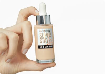 Das Super Stay Skin Tint zunächst gut schüttelt.