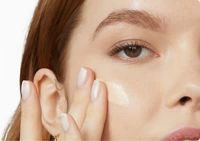 Super Stay Skin Tint mit den Fingern oder einem Schwamm auftragen