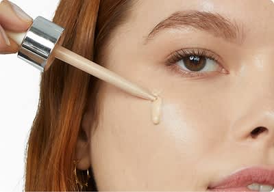 Nur ein paar Tropfen für leichte Deckkraft auftragen. Mehr Tropfen für mittlere Deckkraft auftragen.