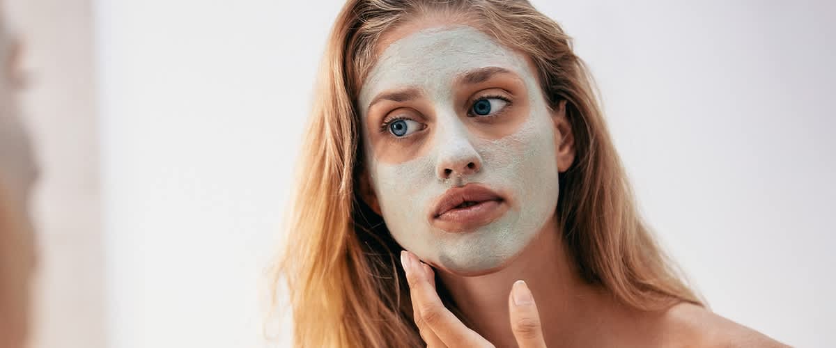 Selbstgemachte Gesichtsmasken auf die Haut tragen