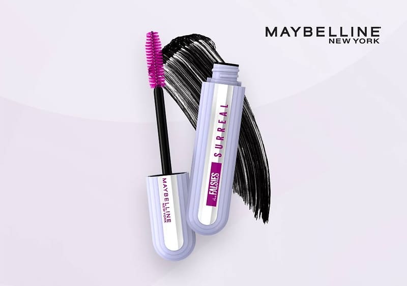 Die Falsies Surreal Extensions Mascara von Maybelline New York verhilft zu einem Look wie nach der Wimpernverlängerung.