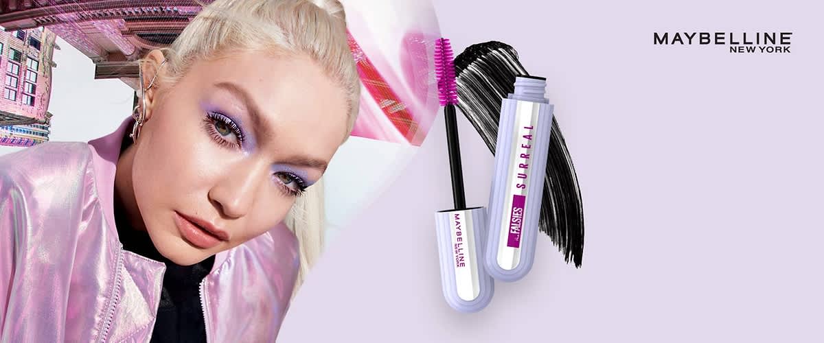 Die Falsies Surreal Extensions Mascara von Maybelline New York verhilft zu einem Look wie nach der Wimpernverlängerung.