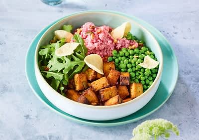 Blumenkohl-Bowl mit Tofu, Erbsen, Rucola, Rote-Bete-Streichcreme und KIchererbsenchips.