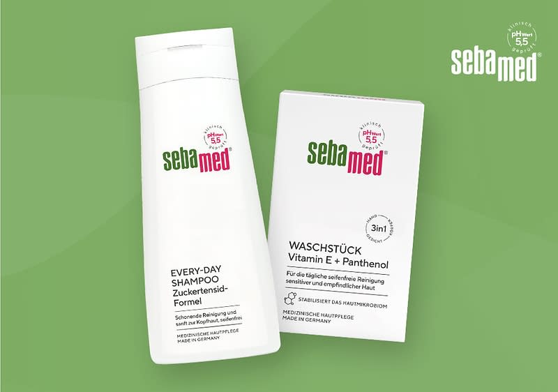 Zwei Sebamed-Produkte vor einem grünen Hintergrund, links eine weiße Flasche Every-Day Shampoo mit  und rechts eine weiße Verpackung eines Waschstücks mit Vitamin E und Panthenol, beide Produkte tragen das Sebamed-Logo und den Hinweis auf einen pH-Wert von 5,5