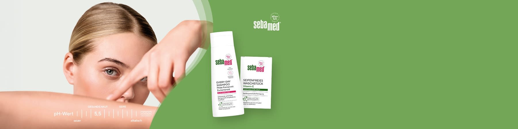 Zwei Sebamed-Produkte vor einem grünen Hintergrund, links eine weiße Flasche Every-Day Shampoo mit und rechts eine weiße Verpackung eines Waschstücks mit Vitamin E und Panthenol, beide Produkte tragen das Sebamed-Logo und den Hinweis auf einen pH-Wert von 5,5