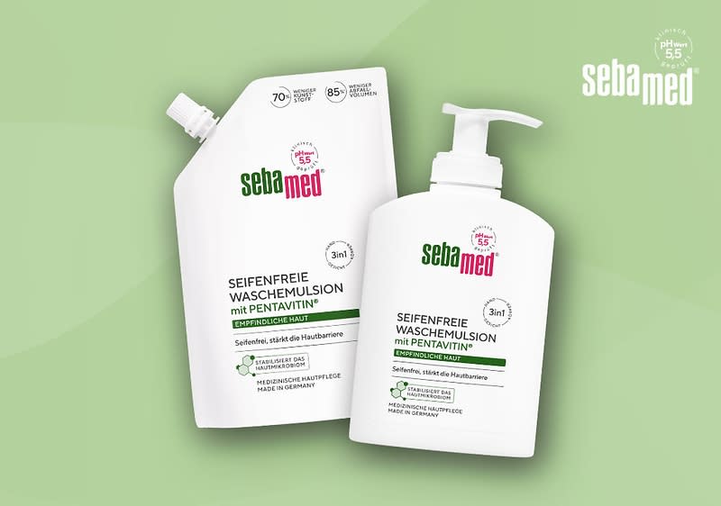 Zwei Sebamed-Produkte auf einem hellgrünen Hintergrund, links eine weiße Nachfüllpackung mit einem Schraubverschluss und rechts eine weiße Pumpflasche, beide mit der Aufschrift Flüssig Wasch-Emulsion und dem Hinweis auf den Inhaltsstoff Panthenol, oben rechts das Sebamed-Logo in Weiß