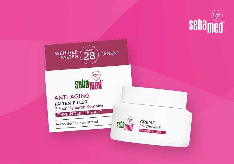 Zwei weiße Cremetiegel mit grüner und roter Aufschrift auf einem pinken Hintergrund, der linke Tiegel ist mit dem Text sebamed Creme mit 2% Vitamin E und der rechte Tiegel mit sebamed Gesichtcreme Trockene Haut Urea 5% beschriftet, oben rechts befindet sich das sebamed-Logo in Weiß