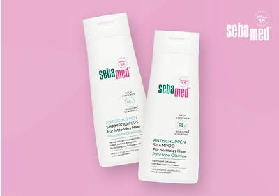 Zwei weiße Flaschen Sebamed Antischuppen Shampoo auf einem rosa Hintergrund, die linke Flasche ist für fettendes Haar und die rechte für normales Haar, beide Flaschen tragen das Sebamed-Logo und versprechen eine Reduzierung von Schuppen um bis zu 95% sowie einen pH-Wert von 5,5