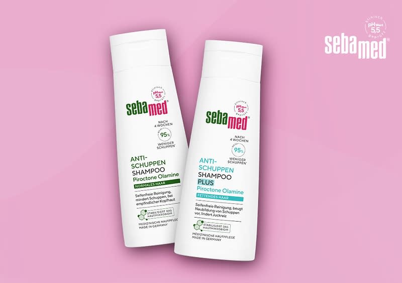 Zwei weiße Flaschen Sebamed Antischuppen Shampoo auf einem rosa Hintergrund, die linke Flasche ist für fettendes Haar und die rechte für normales Haar, beide Flaschen tragen das Sebamed-Logo und versprechen eine Reduzierung von Schuppen um bis zu 95% sowie einen pH-Wert von 5,5