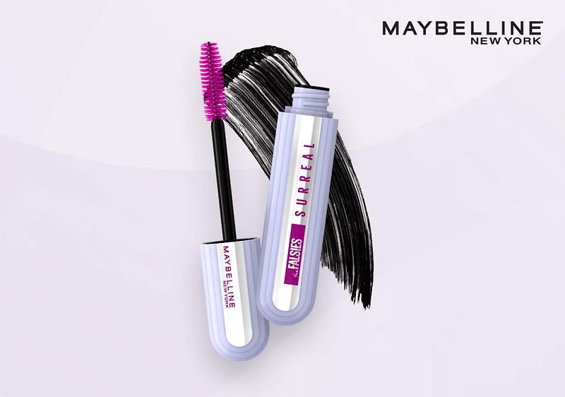 Die Falsies Surreal Extensions Mascara von Maybelline New York verhilft Dir zu einem Look wie nach der Wimpernverlängerung.