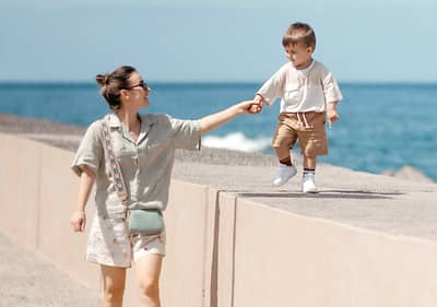 Mama mit ihrem Sohn im Urlaub am Meer