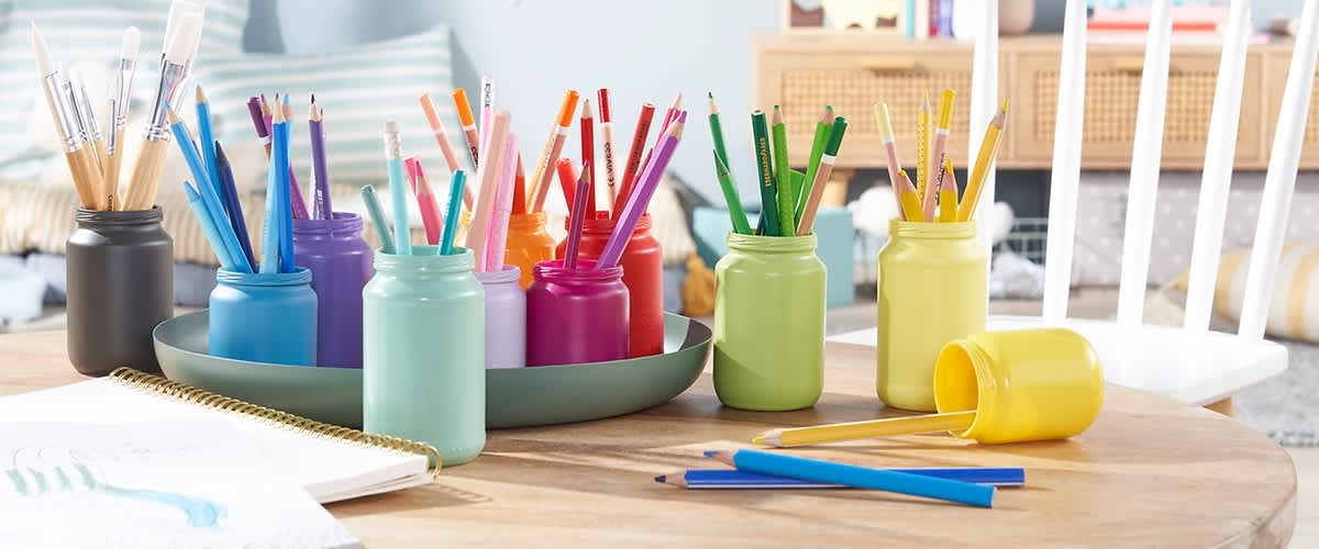 Bunte Stiftegläser für ein farbenfrohes Do-It-Yourself Projekt