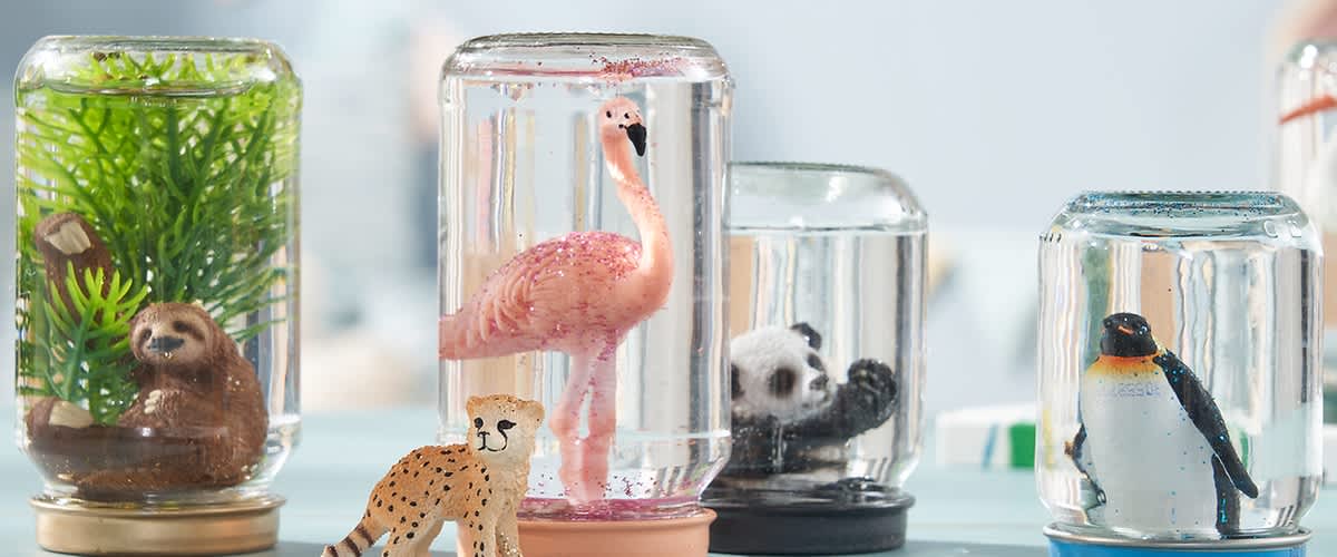 Kreative Glitzerkugeln mit Tierfiguren