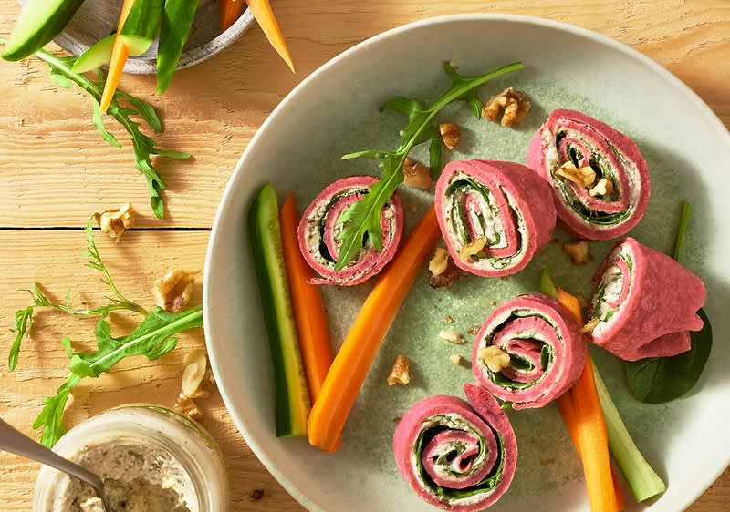 Crêperöllchen mit Spinatblättern und Gartenkräuter Aufstrich 