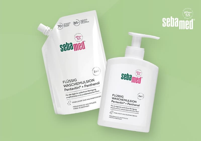 Zwei Sebamed-Produkte auf einem hellgrünen Hintergrund, links ein weißer Nachfüllbeutel mit grünem und rotem Logo sowie der Aufschrift Flüssig Wasch-Emulsion Pentavitin + Panthenol, rechts eine weiße Pumpflasche mit identischem Logo und Schriftzug, beide Produkte sind für empfindliche Haut geeignet und haben einen pH-Wert von 5,5