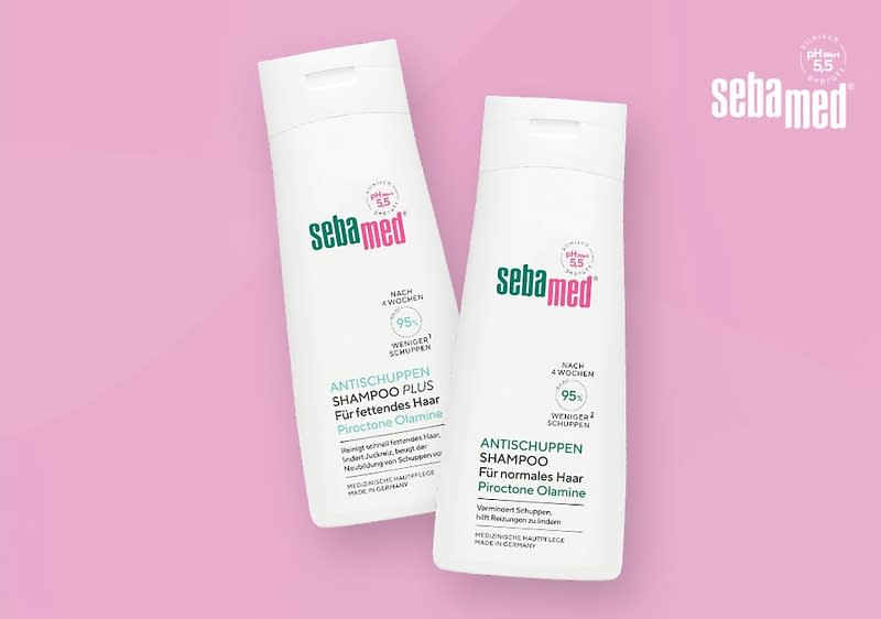 Zwei weiße Flaschen Sebamed Antischuppen Shampoo auf einem rosa Hintergrund, die linke Flasche ist für fettendes Haar und die rechte für normales Haar, beide Flaschen tragen das Sebamed-Logo und die Aufschrift Antischuppen Shampoo sowie Informationen über die Inhaltsstoffe und die pH-Wert-Angabe von 5,5, oben rechts im Bild ist das Sebamed-Logo erneut abgebildet