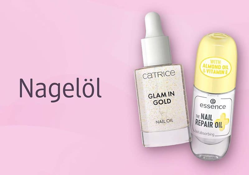Auf rosa Hintergrund zwei Nagelöle: links eine Catrice-Glasflasche mit Pipette und Aufschrift „GLAM IN GOLD NAIL OIL“, rechts ein rundes Essence-Fläschchen mit gelber Kappe und Aufschrift „THE NAIL REPAIR OIL“ sowie Hinweis „WITH ALMOND OIL & VITAMIN E“, daneben großes Wort „Nagelöl“