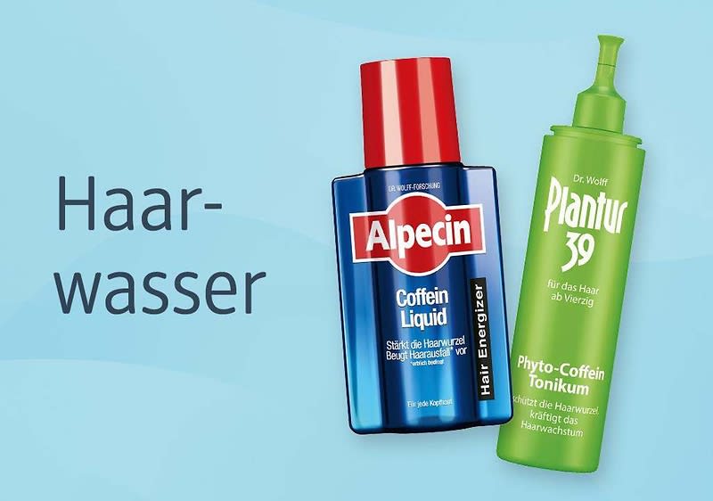 Haarwasser-Text links, rechts zwei Flaschen: blaue Flasche „Alpecin Coffein Liquid“ mit rotem Verschluss und grünliche Pumpspenderflasche „Plantur 39 Phyto-Coffein Tonikum“