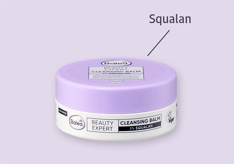 Rundes Cleansing-Balm-Döschen der Marke Balea mit fliederfarbenem Deckel und weißem Boden, Etikett mit Aufschriften „Beauty Expert“ und „Cleansing Balm 3% Squalan“ sowie Pfeil mit Beschriftung „Squalan“