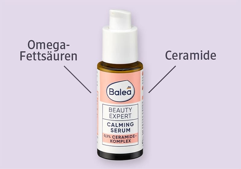 Braune Pumpflasche mit weißem Aufsatz und Etikett „Balea Beauty Expert Calming Serum 0,5% Ceramide-Komplex“, links Beschriftung „Omega-Fettsäuren“, rechts Beschriftung „Ceramide“