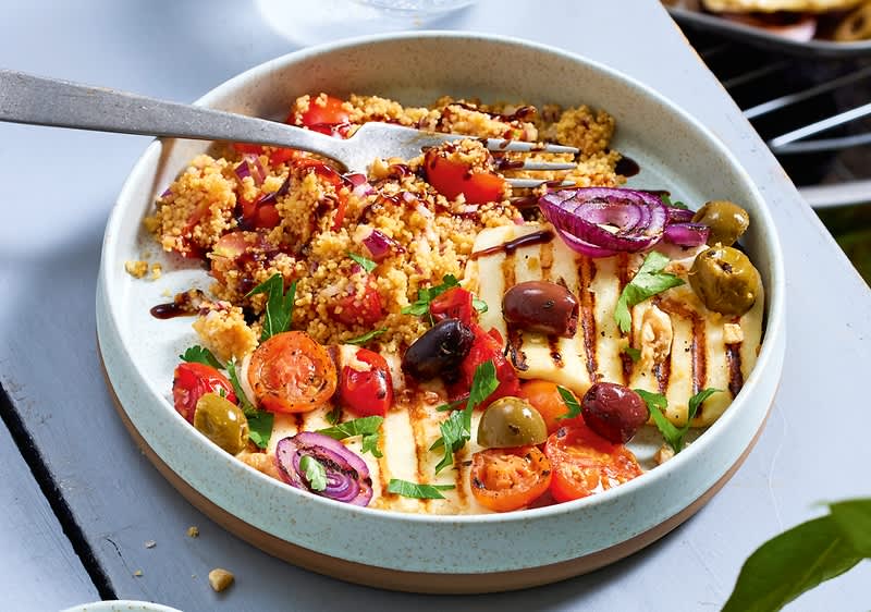 Abbildung von Grillkäse mit Gemüse und Couscous