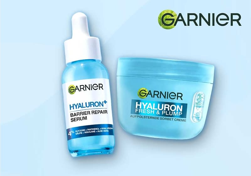 Zwei hellblaue Garnier-Hyaluron-Produkte nebeneinander: links ein Tropfflaschen-Serum mit Aufschrift „Garnier Hyaluron+ Barrier Repair Serum“, rechts ein Tiegel mit Aufschrift „Garnier Hyaluron Fresh & Plump Auffüllende Sorbet Creme“, oben rechts das Garnier-Logo