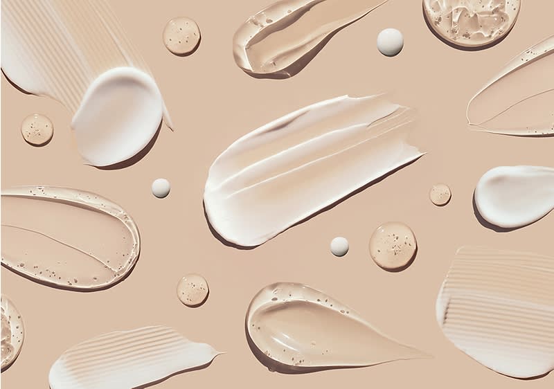 Verschiedene Cremetexturen auf beigem Hintergrund