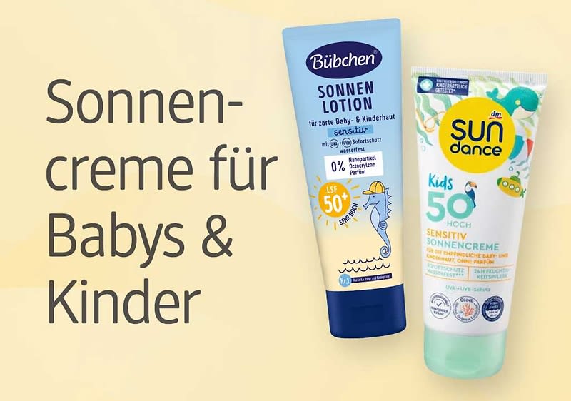 Zwei Tuben Sonnencreme für Babys und Kinder nebeneinander: links hellblaue Tube „Bübchen Sonnenlotion LSF 50+“, rechts weiße Tube „sundance Kids 50 hoch sensitive“; links daneben Text „Sonnencreme für Babys & Kinder”