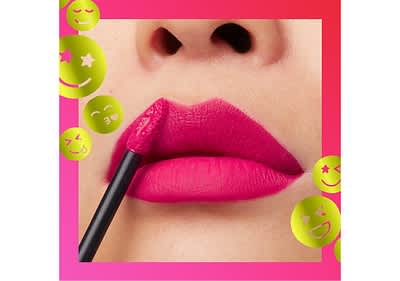 Die Applikator-Spitze in der Mitte der Oberlippe ansetzten.