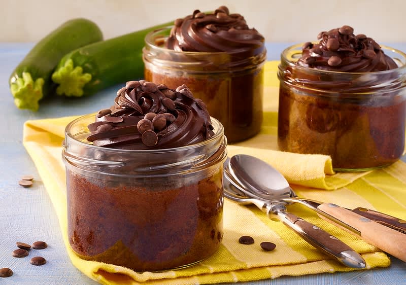 Saftiger Schokoladen-Zucchini-Cake im Glas