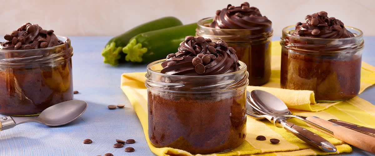 Saftiger Schokoladen-Zucchini-Cake im Glas