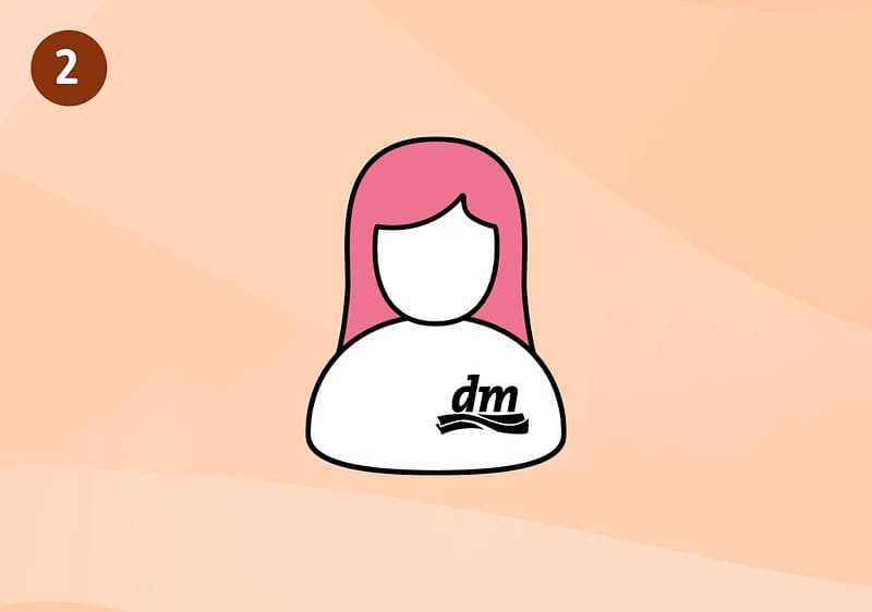 Illustration einer Person mit rosa Haaren und weißem Gesicht, auf dem Oberteil das dm-Logo