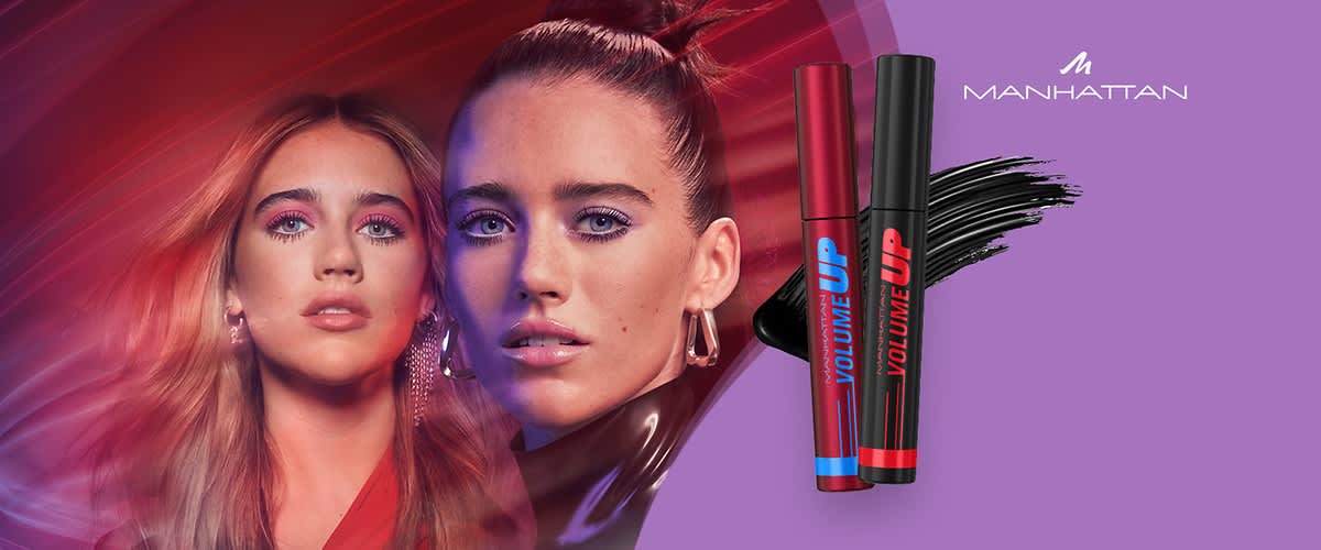 Zwei Manhattan Volume Up Mascara-Röhrchen, eins rot-metallic, eins schwarz, vor lila Hintergrund mit schwarzem Mascara-Strich und Manhattan-Logo oben rechts