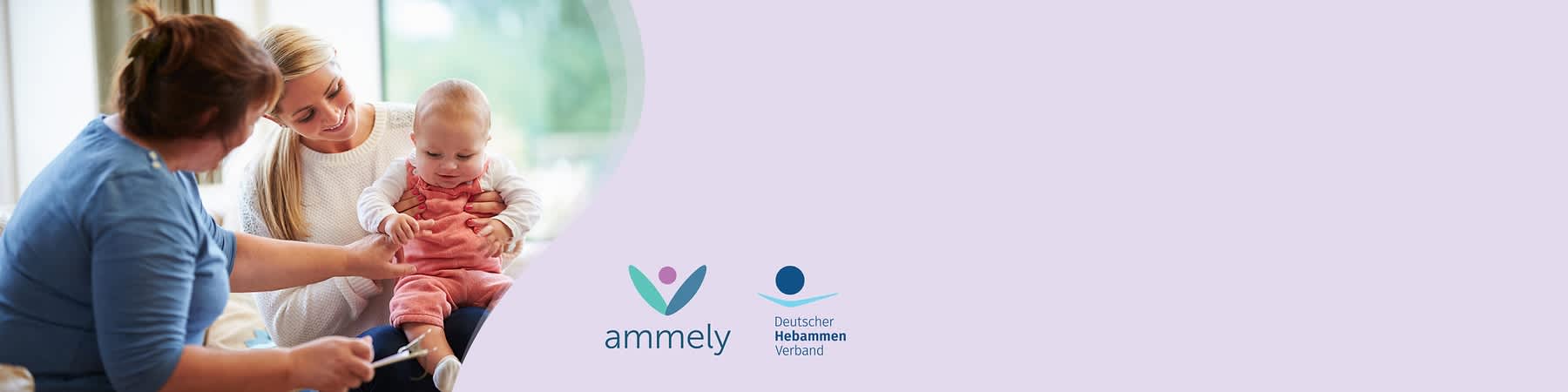 Hebamme kümmert sich um Baby