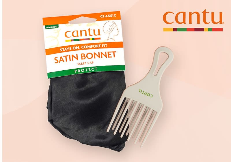 Auf orangefarbenem Untergrund werden Haar-Accessoires von Cantu gezeigt: Lockenkamm, Glide Brush, Haarbürste Edges Baby Hair