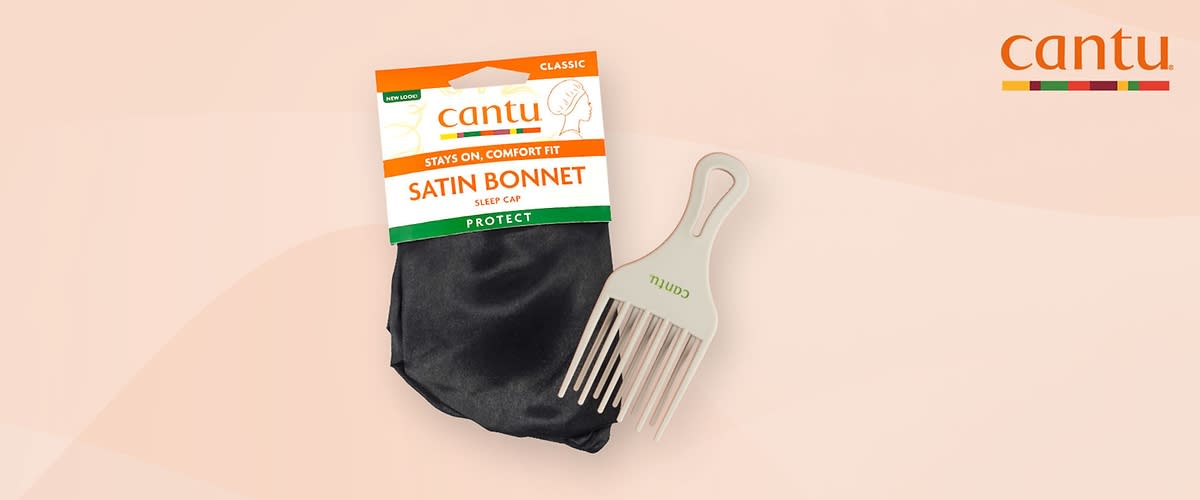 Auf orangefarbenem Untergrund werden Haar-Accessoires von Cantu gezeigt: Lockenkamm, Glide Brush, Haarbürste Edges Baby Hair