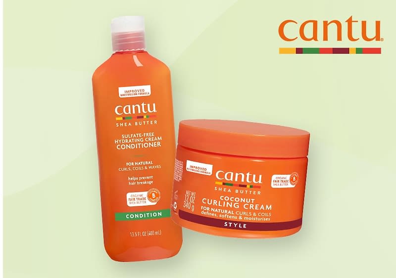 Das Petite Model Pinar bekommt von einer weiteren Frau die Locken gemacht.